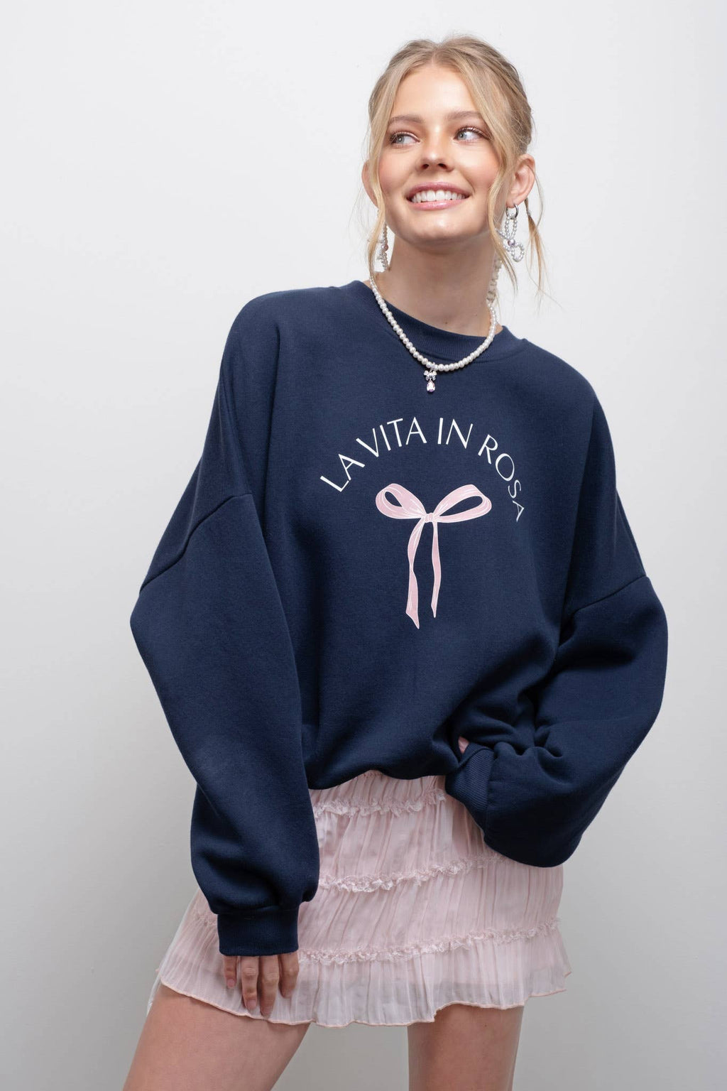 LA VITA IN ROSA BOW GRAPHIC CREW NECK SWEATSHIRT