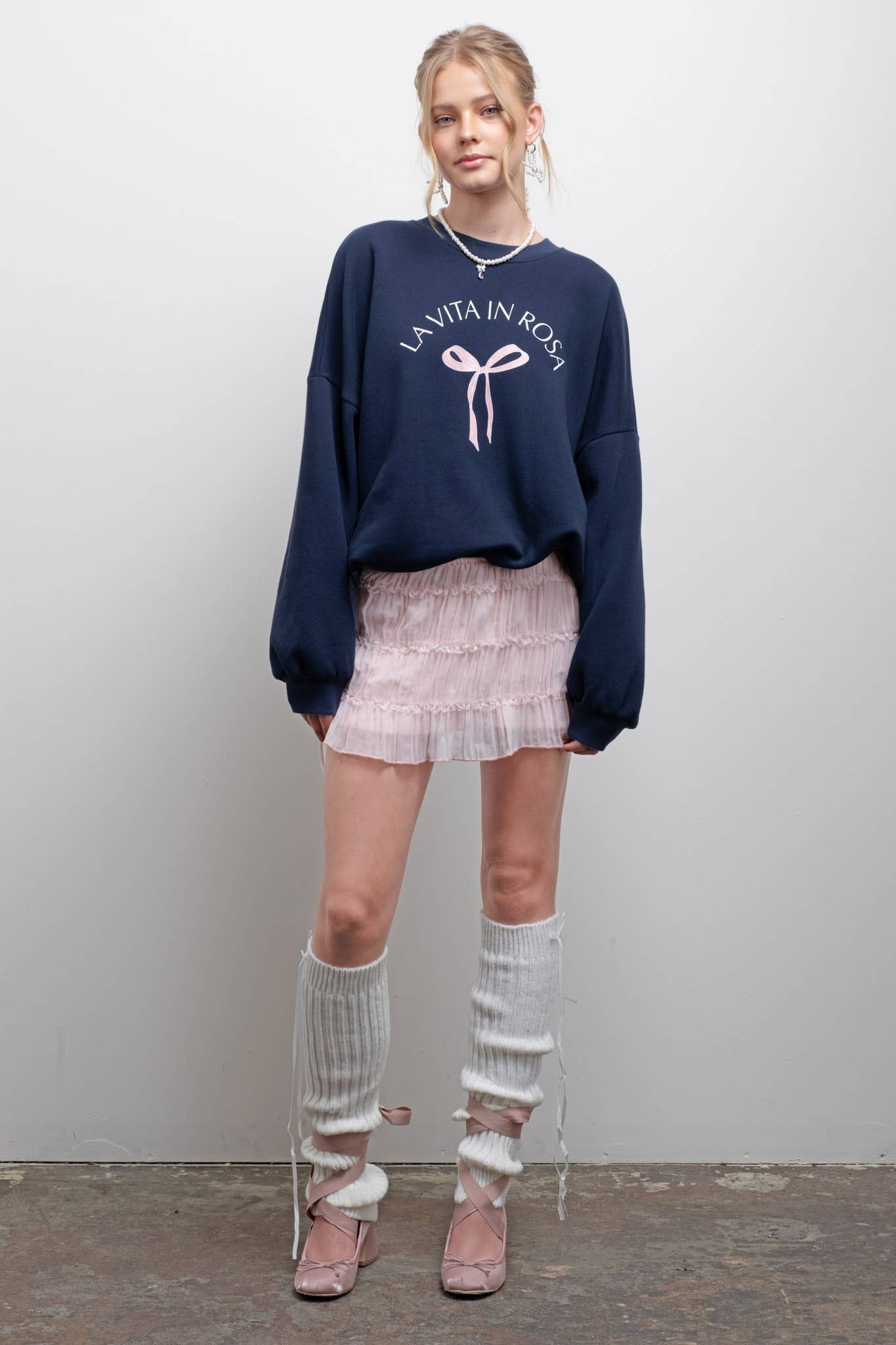 LA VITA IN ROSA BOW GRAPHIC CREW NECK SWEATSHIRT