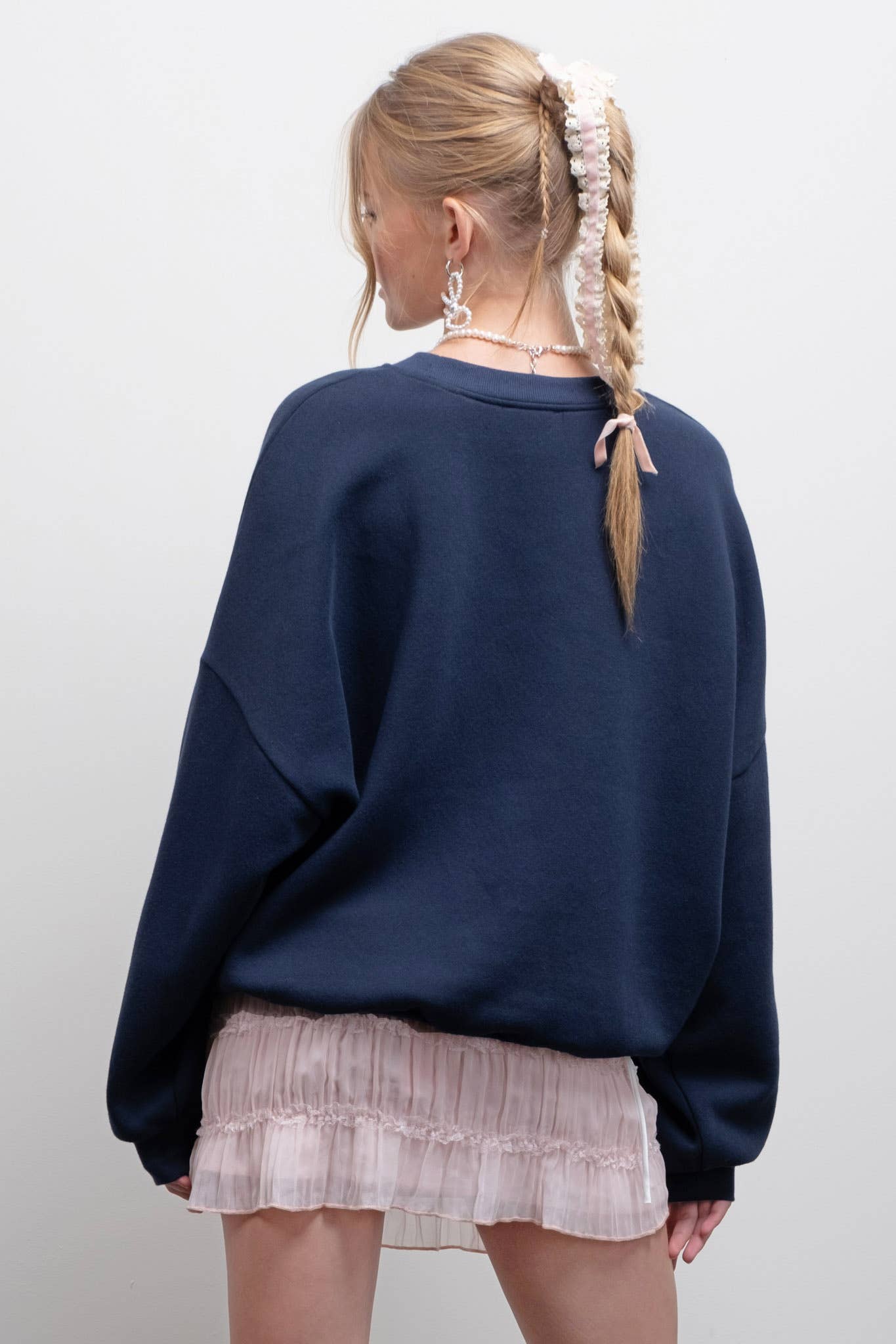 LA VITA IN ROSA BOW GRAPHIC CREW NECK SWEATSHIRT