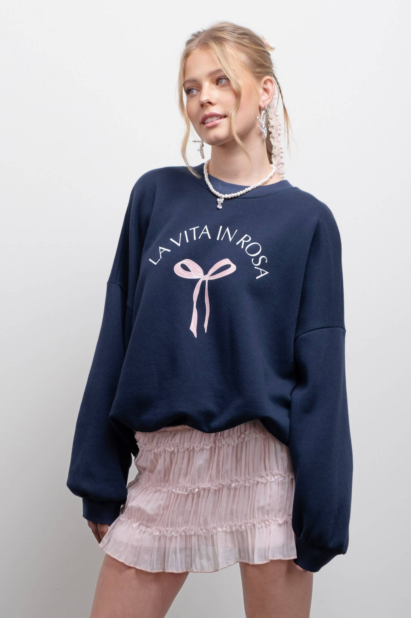 LA VITA IN ROSA BOW GRAPHIC CREW NECK SWEATSHIRT
